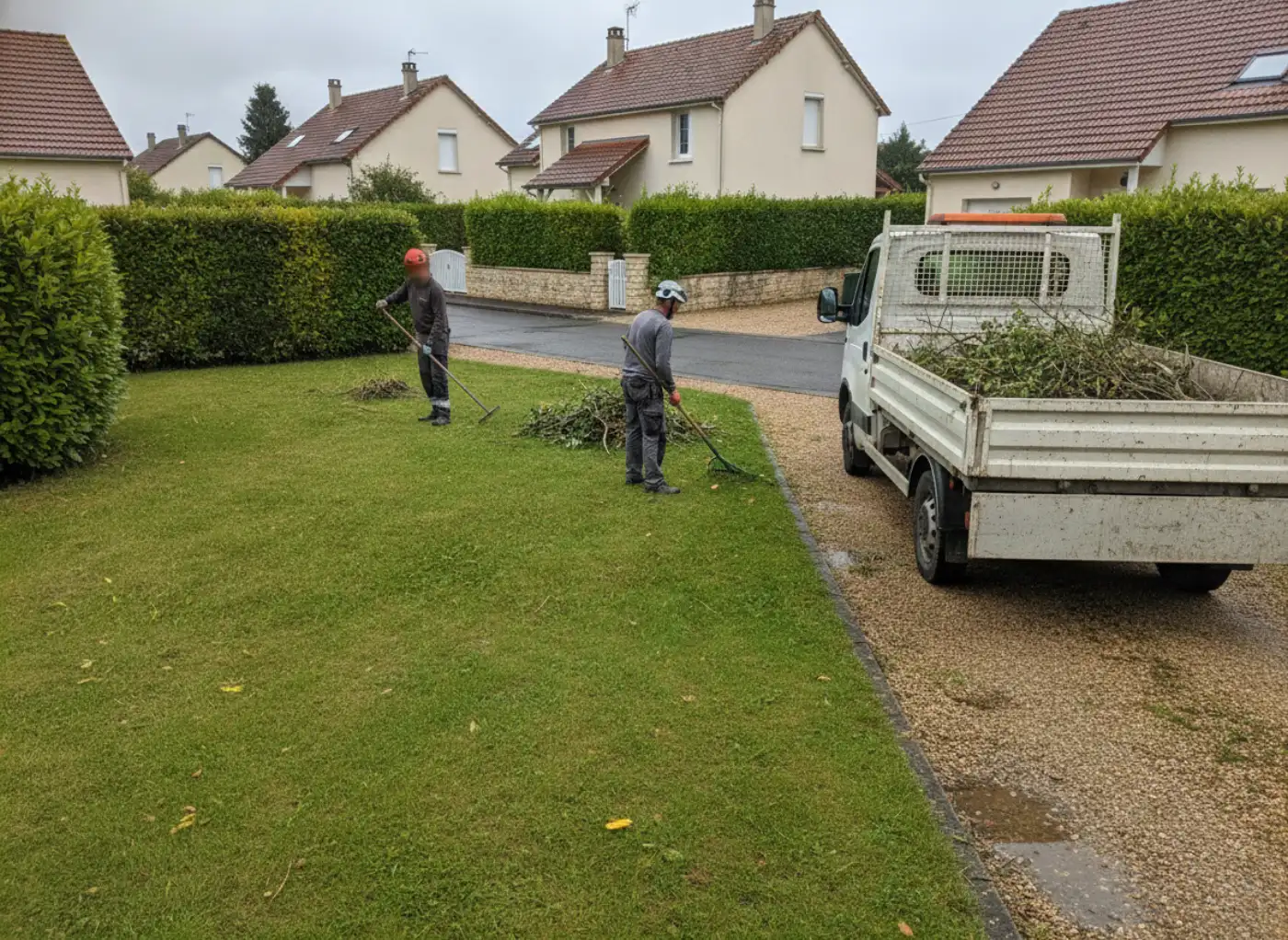 Chargement des branches coupées dans le camion, chantier laissé propre